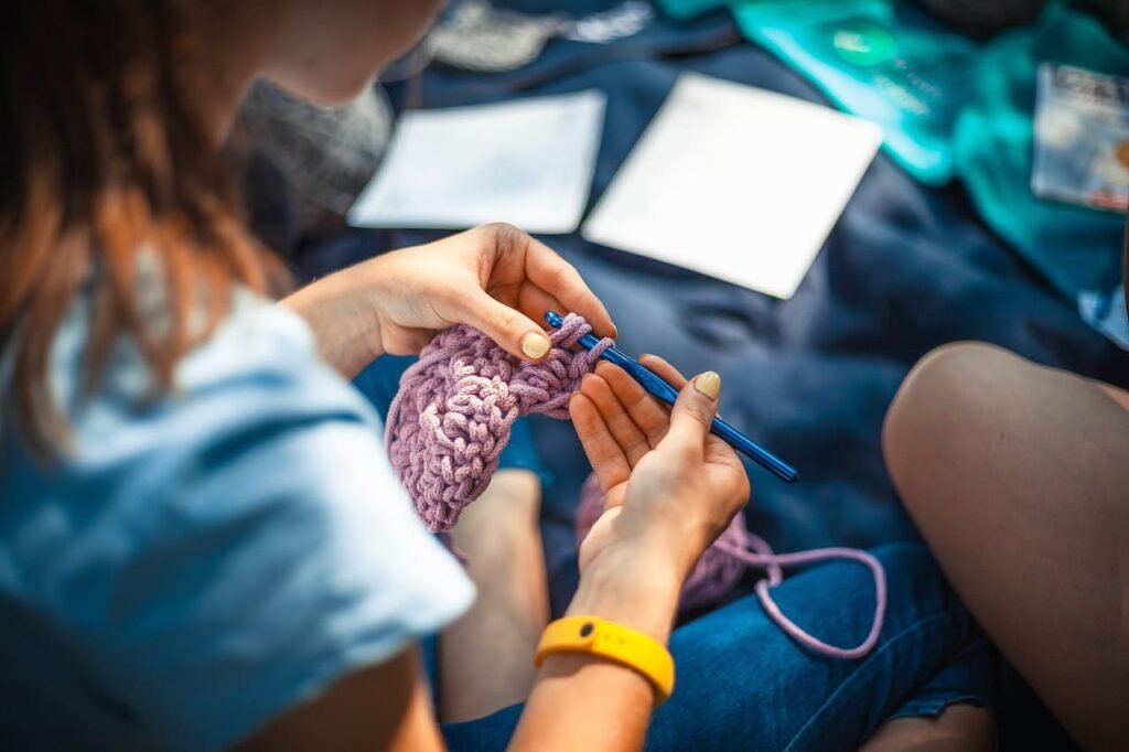 Mujer tejiendo a crochet